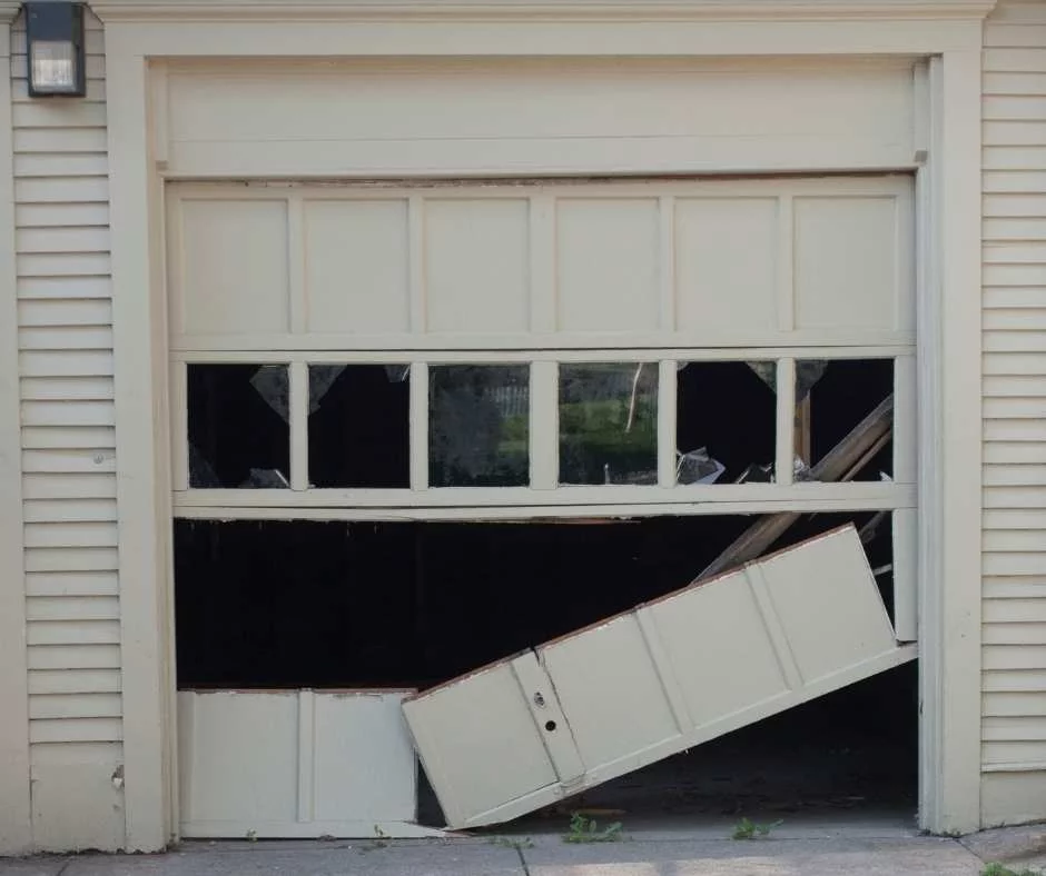 Porte de garage endommagée