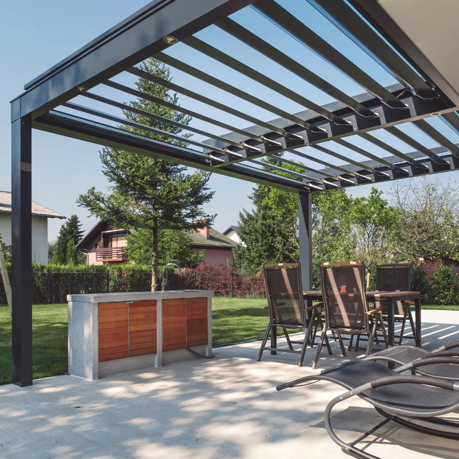 Une pergola bioclimatique : bonne ou mauvaise idée